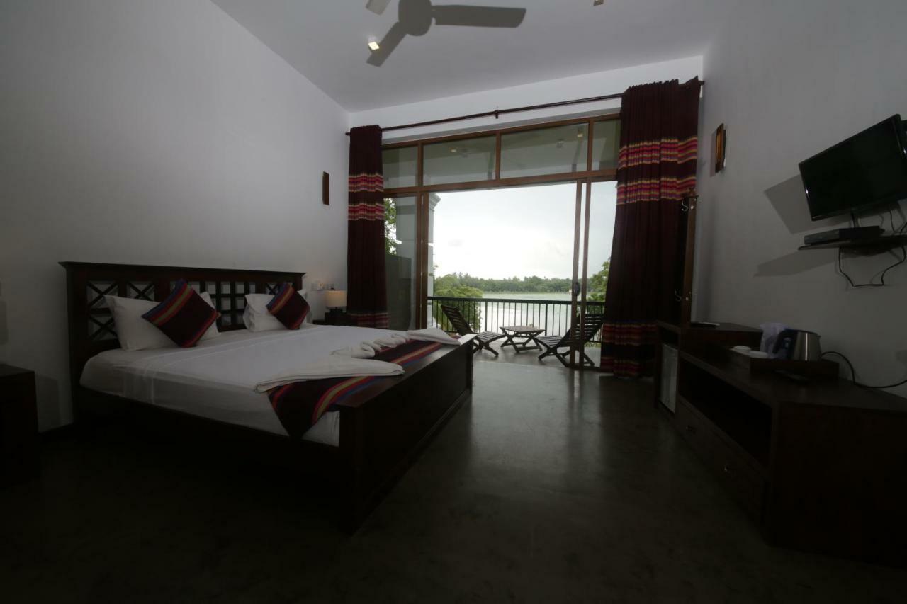 Diya Dahara Lake Resort Yala Eksteriør billede