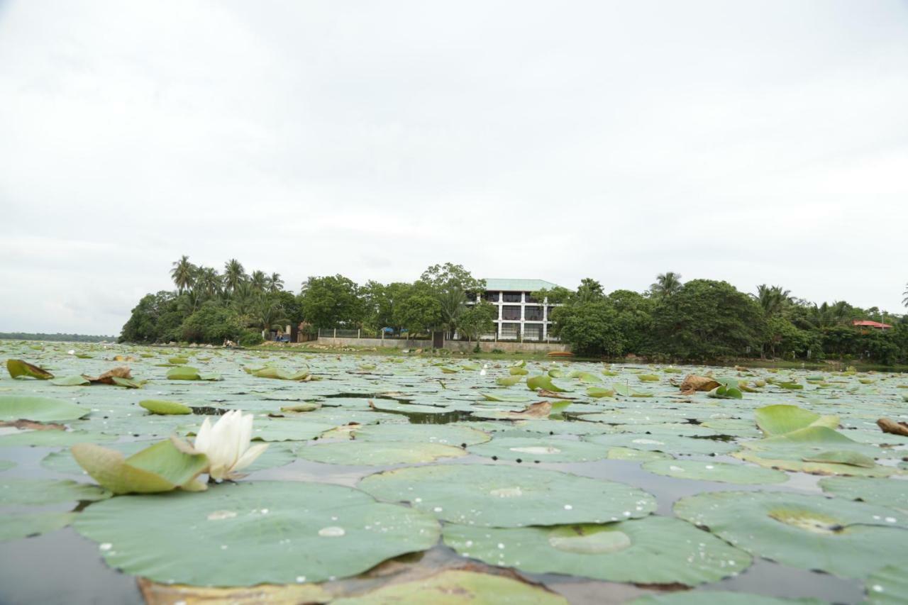 Diya Dahara Lake Resort Yala Eksteriør billede